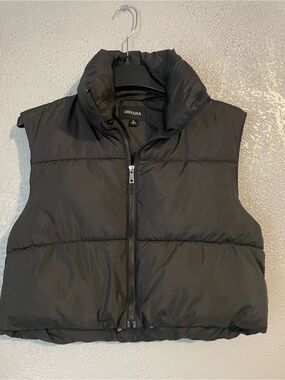 Zenana Outfitters Black Cropped Puffer Vest